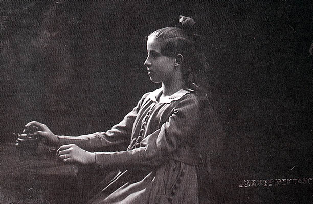 PHOTOGRAPHERS - Luis  Vallet  de Montano (1858-1936), Retrato de niña, 1918 (colección privada)