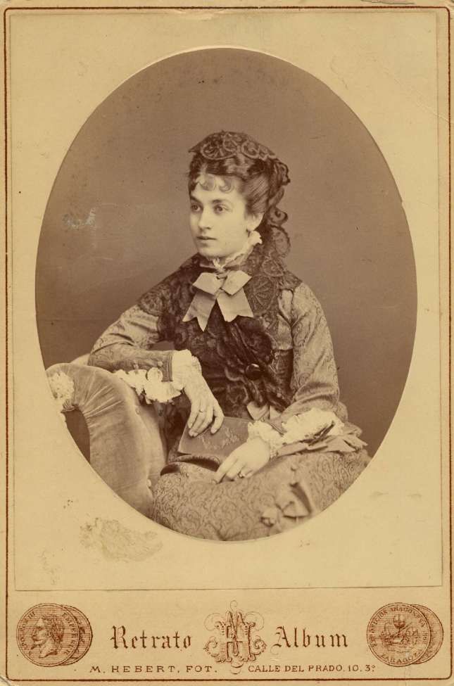 Copia de FOTOGRAFOS ESPAÑOLES - Hebert (1819-1891) Madrid. Retrato de  joven Dama, ca. 1885, cabinet photo. Album Lopez, Hesperus´ Collection