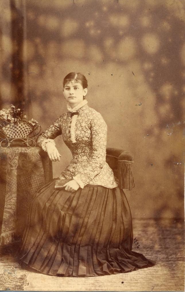 Copia de FOTOGRAFOS ESPAÑOLES - J. Gutierez, Madrid, c. 1885. Foto de Sta. Maria Serrano Garcia. Hesperus´ Collection