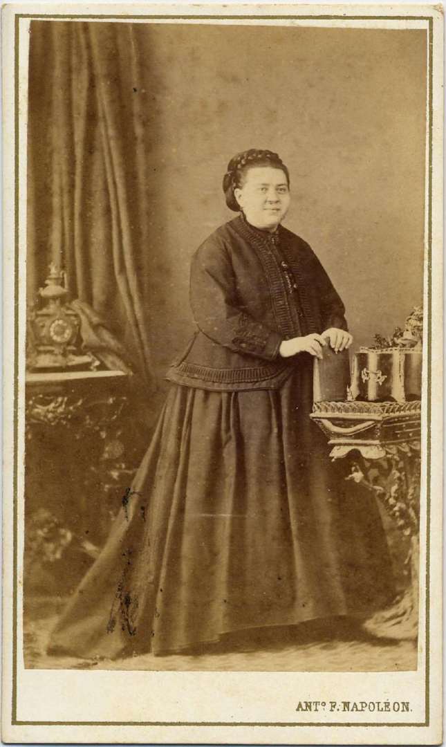 1863. FOTOGRAFOS ESPAÑOLES - Napoleón, Barcelona. Retrato de dama, carte de visite, ca. 1863. Album Reig, Hesperus´ Collection