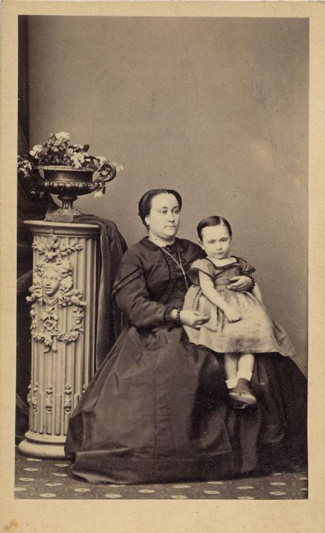 1865. FOTOGRAFOS ESPAÑOLES - Gautier, Heraclio,  Madrid. Madre con  niña, carte de visite ca. 1865. Hesperus´ Collection