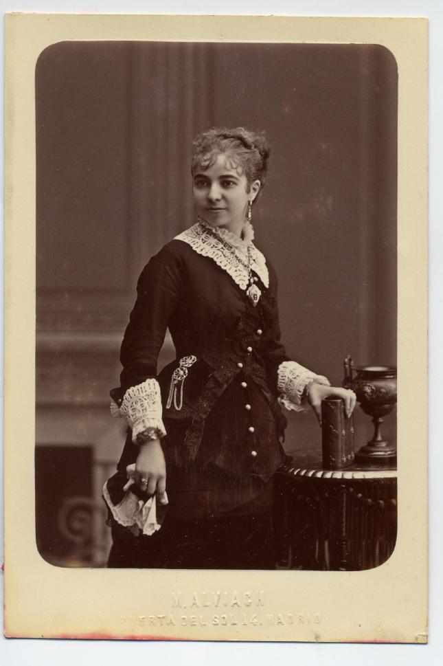 1879. FOTOGRAFOS ESPAÑOLES - Alviach, M., Madrid. Retrato de dama, cabinet, 1879. Reverso con dedicatoria. Album Bordons y Martinez de Ariza. Hesperus´ Collection