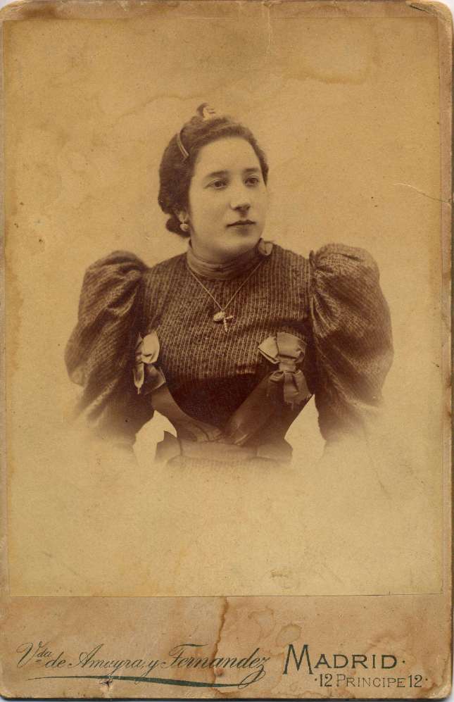 1880. FOTOGRAFOS ESPAÑOLES - Amayra y Fernandez, Viuda (1870-1899). Madrid.  Retrato de Dama  ca. 1880. Hesperus´ Collection