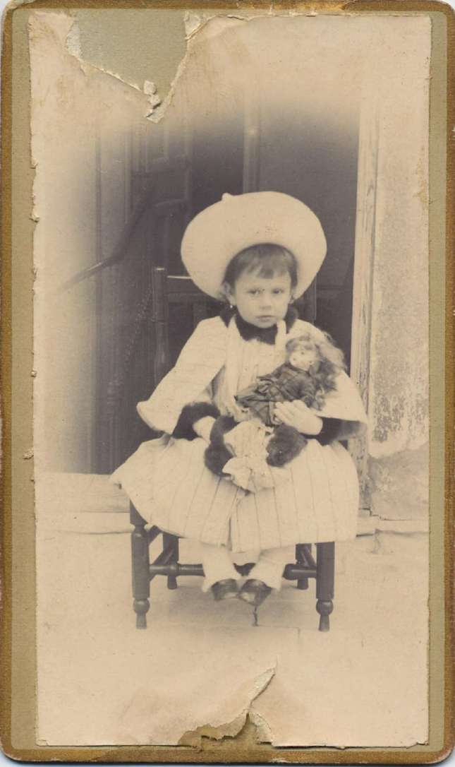 1880. FOTOGRAFOS ESPAÑOLES - Desconocido. Niña con muñeca, carte de visite , ca. 1880. Hesperus´ Collection