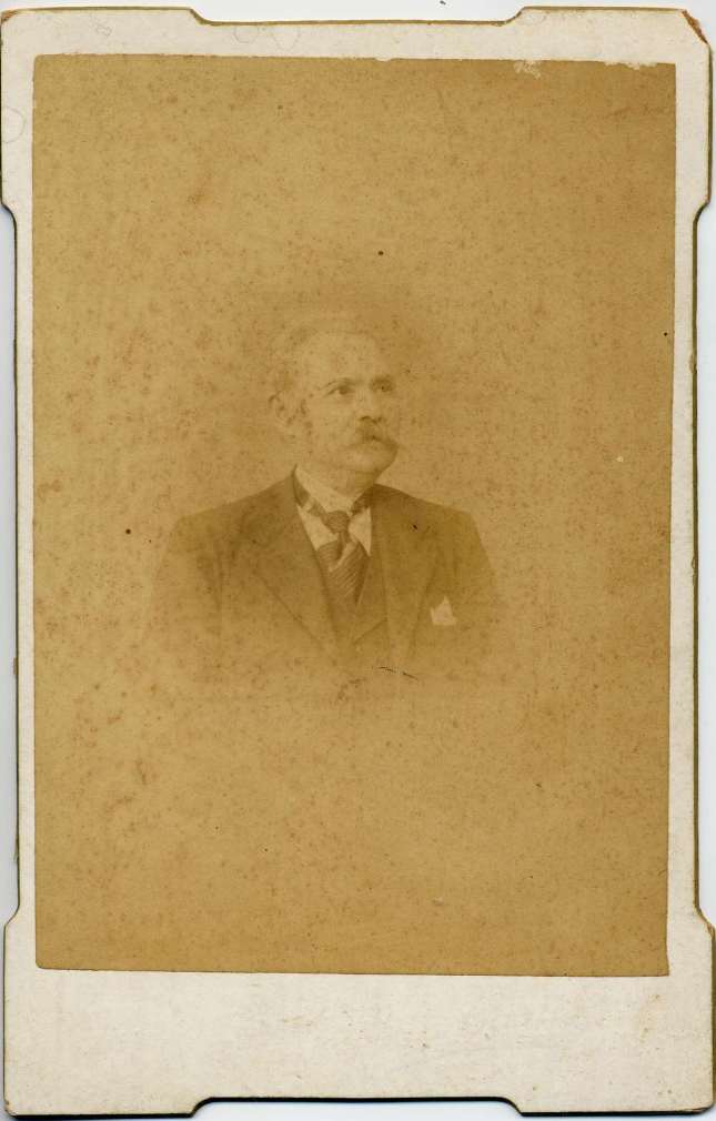 1880. FOTOGRAFOS ESPAÑOLES - Fotografía de la Alfalfa, Sevilla. Retrato de caballero, formato 9,5X14,5 cm, ca. 1880. Hesperus´ Collection