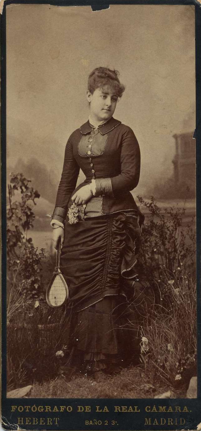 1880. FOTOGRAFOS ESPAÑOLES - Hebert (1819-1891), Madrid. Dama joven desconocida - tenista, ca. 1880. Formato 10X21. Album Lopez, Hesperus´ Collection