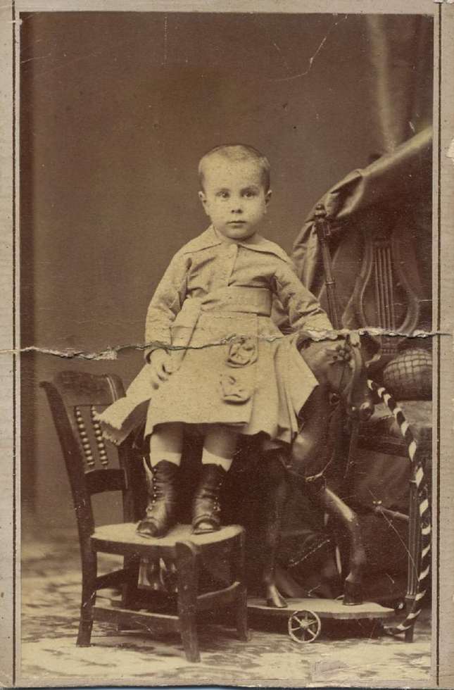 1880. FOTOGRAFOS ESPAÑOLES - Hebert (1819-1891), Madrid. Niño con caballito,carte de visite, ca. 1880.  Album Lopez, Hesperus´ Collection