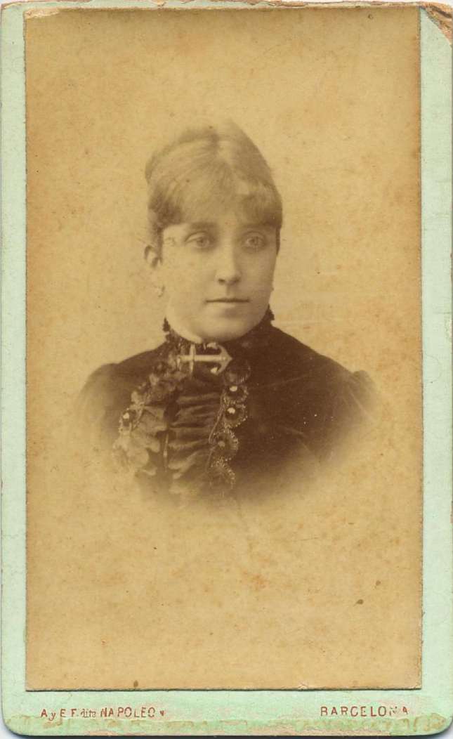 1880. FOTOGRAFOS ESPAÑOLES - Napoleon, Barcelona  , Busto de dama, carte de visite, ca. 1880, Album Reig, Hesperus´ Collection)