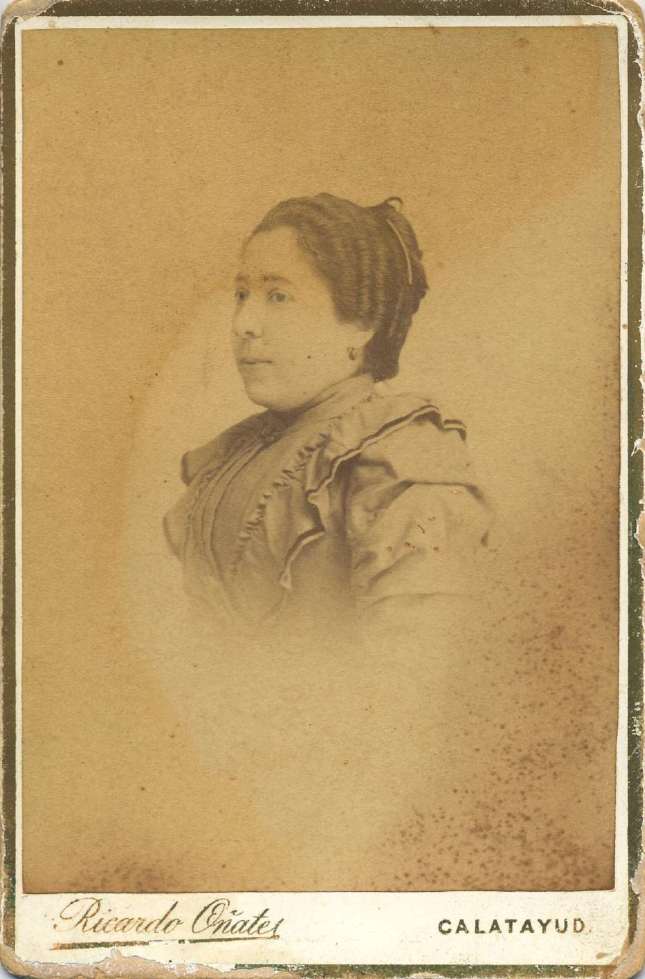 1880. FOTOGRAFOS ESPAÑOLES - Oñate, Ricardo, Calatayud, Aragón. Retrato de señora. carte de visite, ca. 1880. Hesperus´ Collection