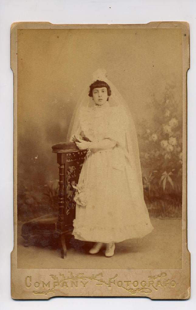 1880s. FOTOGRAFOS ESPAÑOLES - Campañy, Manuel (1870-1933). Niña, en Comunión, Cabinet 1880s. Hesperus´s Collection