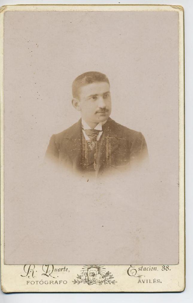 1880s. FOTOGRAFOS ESPAÑOLES - Duarte, R., Avilés. 1880s, retrato de caballero, formato cabinet, Hesperus´ Collection