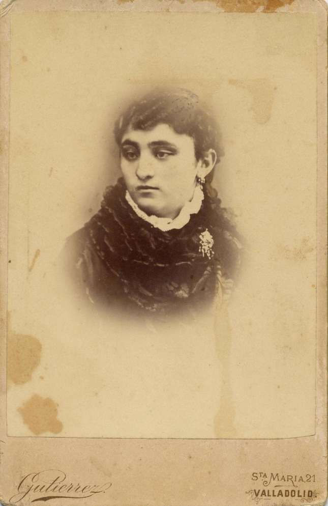 1880s. FOTOGRAFOS ESPAÑOLES - Gutierrez (hijo), sucesor de Hortelano, Valladolid. Dama. carte de visite, 1880s. Hesperus´ Collection