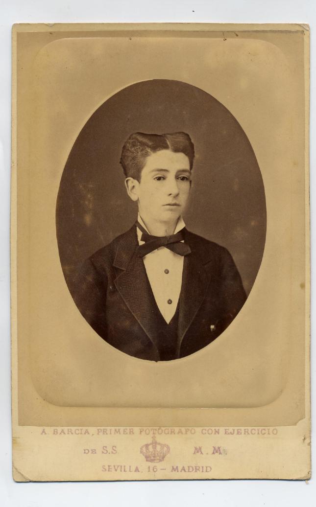 1882. FOTOGRAFOS ESPAÑOLES - Barcia, A., Madrid. Retrato  oval de  señorito. Formato Cabinet, ca. 18882. Hesperus´ Collection