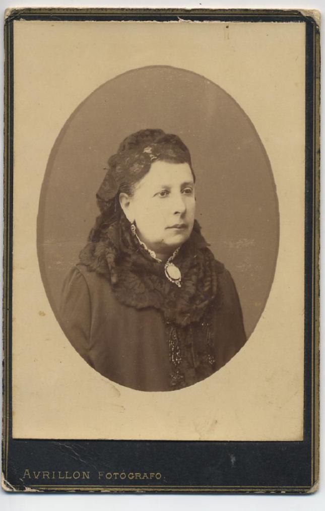 1884. FOTOGRAFOS ESPAÑOLES - Avrillon, Coruña, Sra. Guadelupe, con dedicatoria 22 oct. 1884, formato cabinet - Hesperus´ Collection