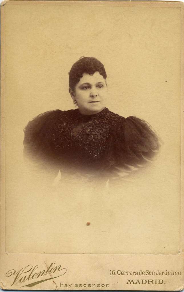 1885. FOTOGRAFOS ESPAÑOLES - Valentin, Madrid.  Retrato de Señora, carte de visite, ca. 1885.  Hesperus´ Collection
