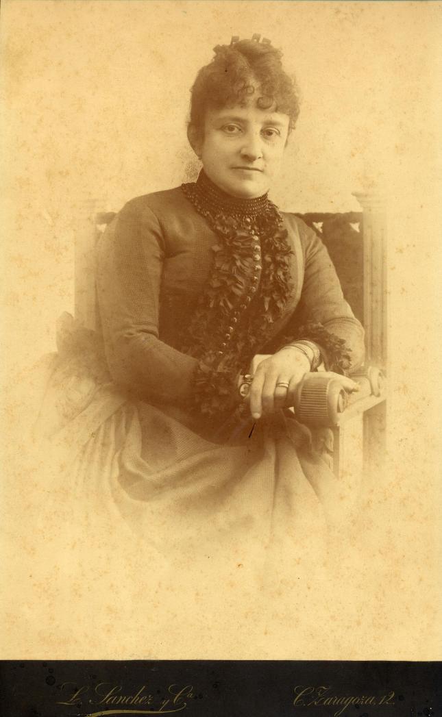 1886. FOTOGRAFOS ESPAÑOLES - Sanchez y Ca., L., Valencia. Retrato de dama,  formato  19X32cm. , 1886. Hesperus´ Collection