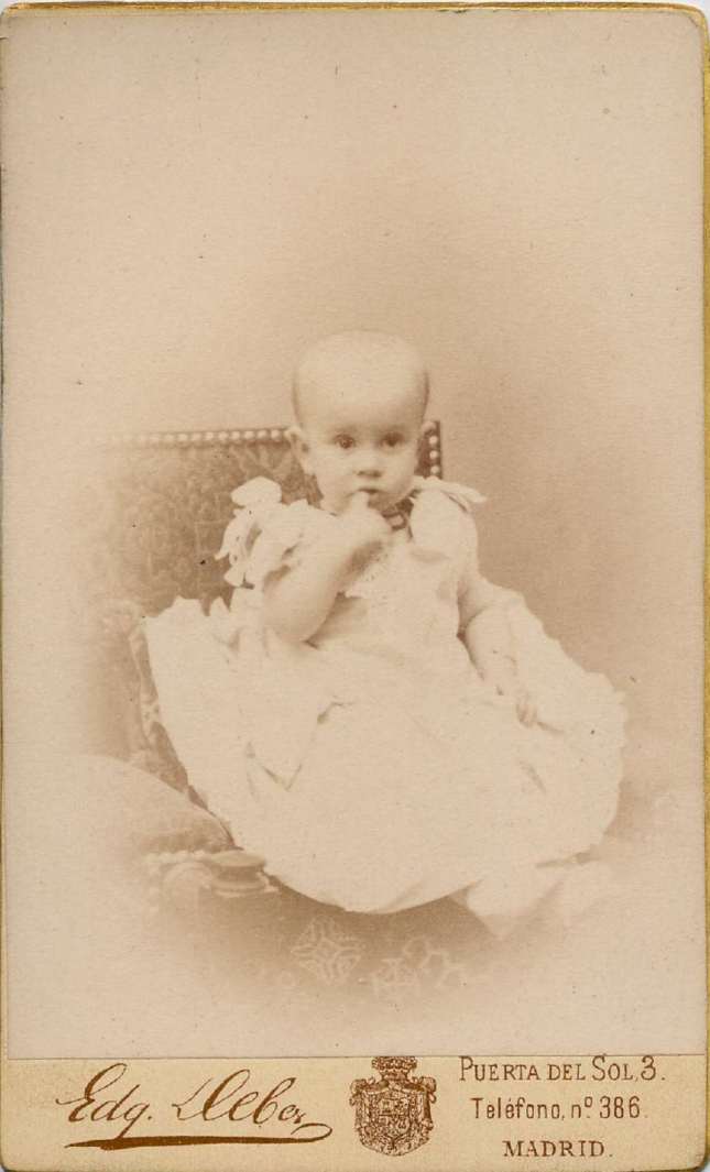1887. FOTOGRAFOS ESPAÑOLES - Debas, Edg.,  Madrid. Alfonso XIII bebé, carte de visite.1887. Album Lopez, Hesperus´ Collection