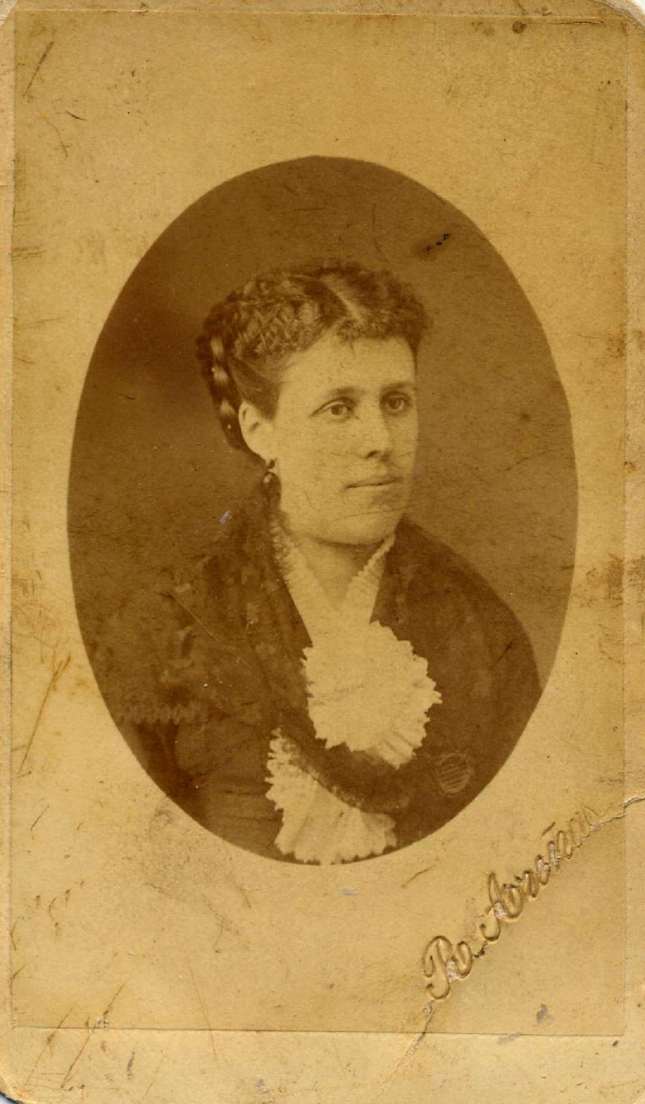 1888. FOTOGRAFOS ESPAÑOLES - Areñas, Rafael, Barcelona. Retrato de dama, carte de visite,  ca. 1888. Hesperus´ Collection