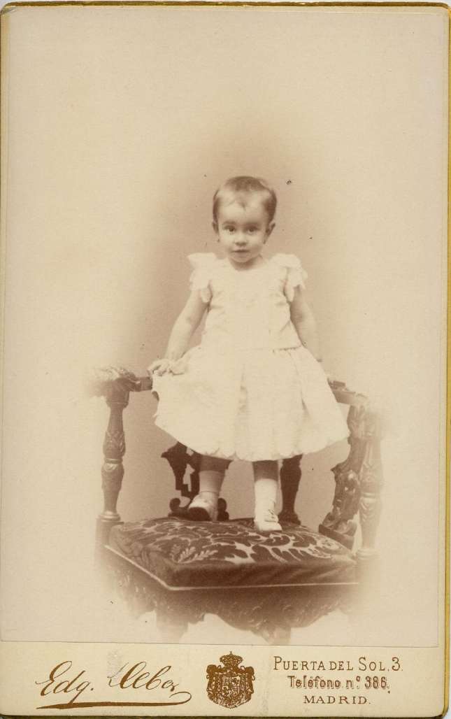 1888. FOTOGRAFOS ESPAÑOLES - Debas, Edg.,  (1845-1891) Madrid. Niño. Infante Alfonso,  1888. Album Lopez, Hesperus´ Collection