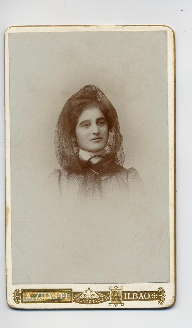 1888. FOTOGRAFOS ESPAÑOLES - Zuasti, A., Bilbao. Busto de dama, carte de visite, ca. 1888. Album Sotomayor, Hesperus´ Collection